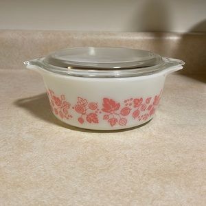 Vintage Pyrex-Gooseberry Pattern. 1 1/2qt w/lid. No chips or cracks.